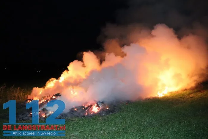 Wederom staat flinke berg gemaaid gras in brand Sprang-Capelle 112 De Langstraat