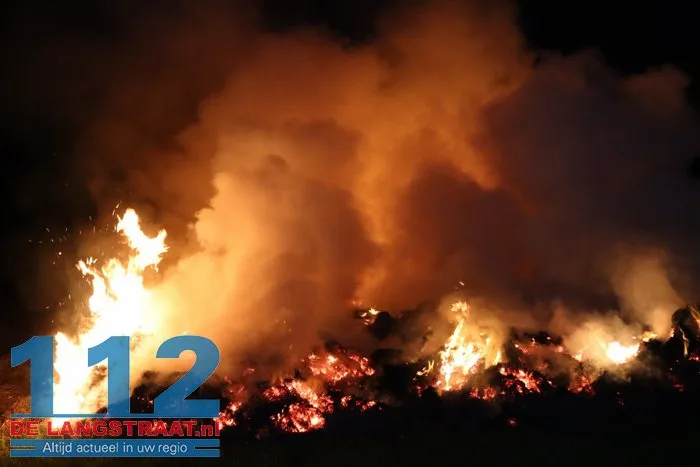Wederom staat flinke berg gemaaid gras in brand Sprang-Capelle 112 De Langstraat
