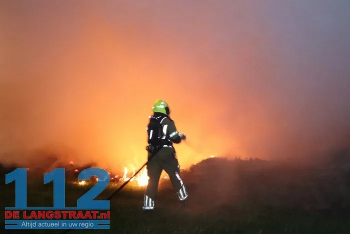 Wederom staat flinke berg gemaaid gras in brand Sprang-Capelle 112 De Langstraat