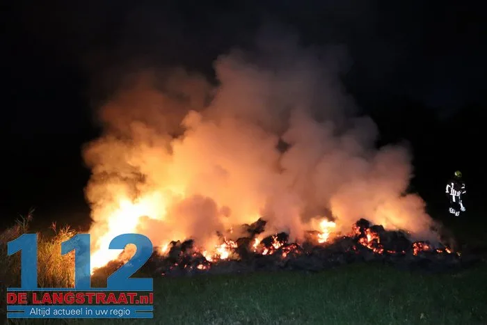 Wederom staat flinke berg gemaaid gras in brand Sprang-Capelle 112 De Langstraat