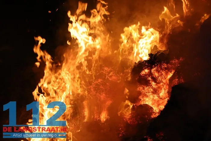 Wederom staat flinke berg gemaaid gras in brand Sprang-Capelle 112 De Langstraat