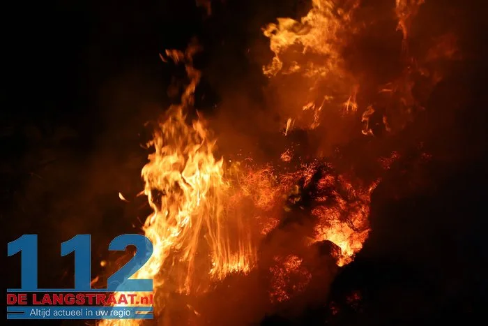 Wederom staat flinke berg gemaaid gras in brand Sprang-Capelle 112 De Langstraat