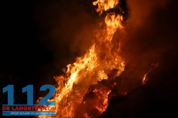 Wederom staat flinke berg gemaaid gras in brand Sprang-Capelle 112 De Langstraat