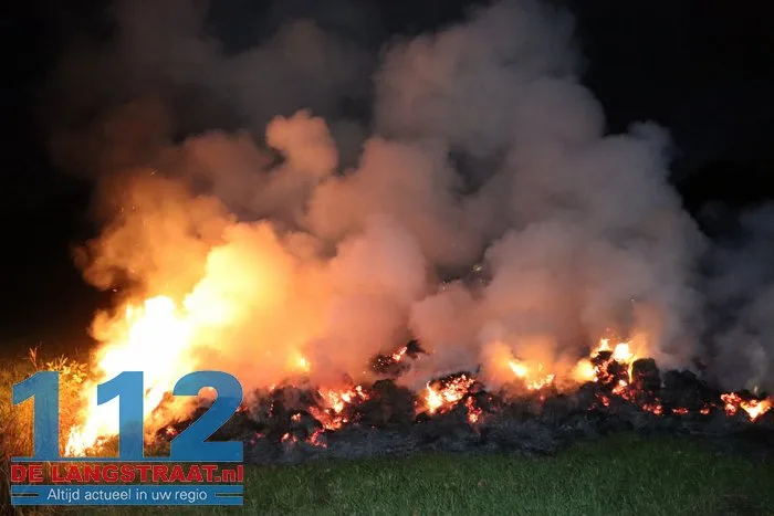 Wederom staat flinke berg gemaaid gras in brand Sprang-Capelle 112 De Langstraat