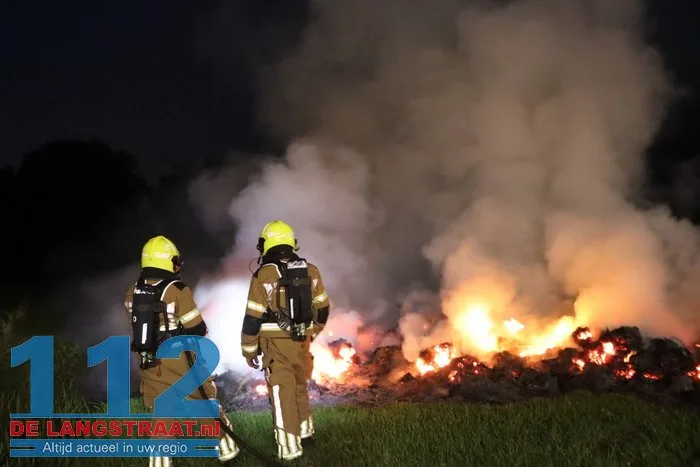Wederom staat flinke berg gemaaid gras in brand Sprang-Capelle 112 De Langstraat