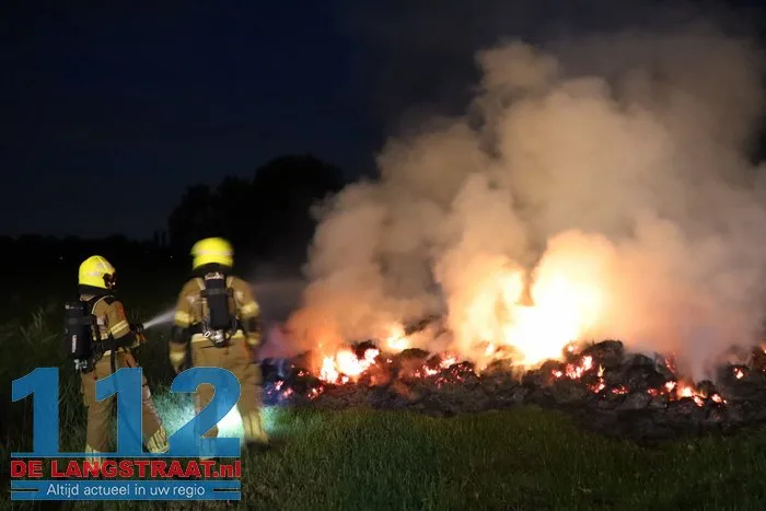 Wederom staat flinke berg gemaaid gras in brand Sprang-Capelle 112 De Langstraat