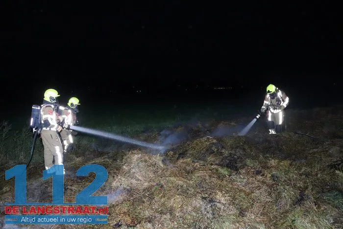 Wederom staat flinke berg gemaaid gras in brand Sprang-Capelle 112 De Langstraat