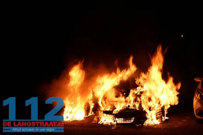 Politie vindt aanmaakblokjes bij auto’s in Sprang-Capelle: twee wagens verwoest door brand, derde zwaar beschadigd 112 De Langstraat
