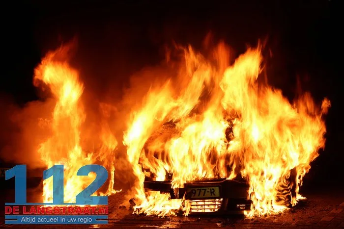 Politie vindt aanmaakblokjes bij auto’s in Sprang-Capelle: twee wagens verwoest door brand, derde zwaar beschadigd 112 De Langstraat