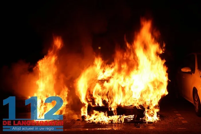 Politie vindt aanmaakblokjes bij auto’s in Sprang-Capelle: twee wagens verwoest door brand, derde zwaar beschadigd 112 De Langstraat