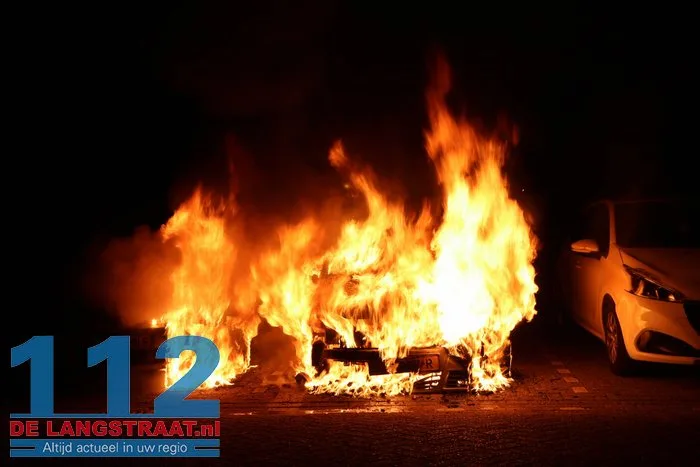 Politie vindt aanmaakblokjes bij auto’s in Sprang-Capelle: twee wagens verwoest door brand, derde zwaar beschadigd 112 De Langstraat