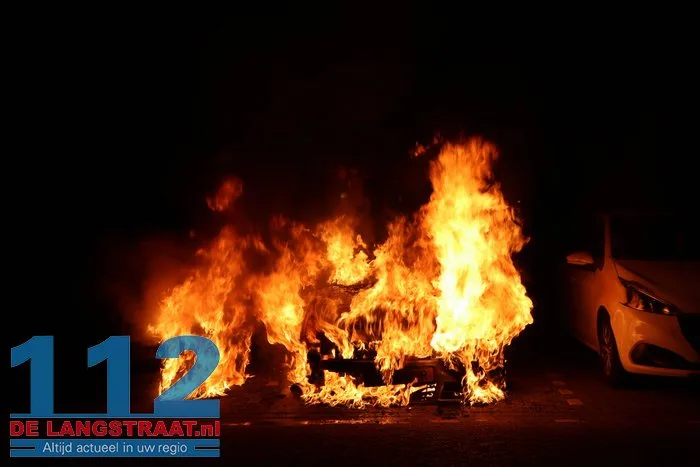 Politie vindt aanmaakblokjes bij auto’s in Sprang-Capelle: twee wagens verwoest door brand, derde zwaar beschadigd 112 De Langstraat