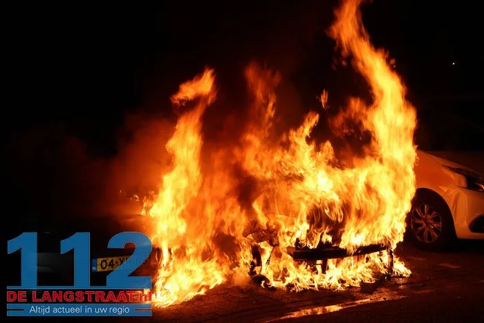 Politie vindt aanmaakblokjes bij auto’s in Sprang-Capelle: twee wagens verwoest door brand, derde zwaar beschadigd 112 De Langstraat