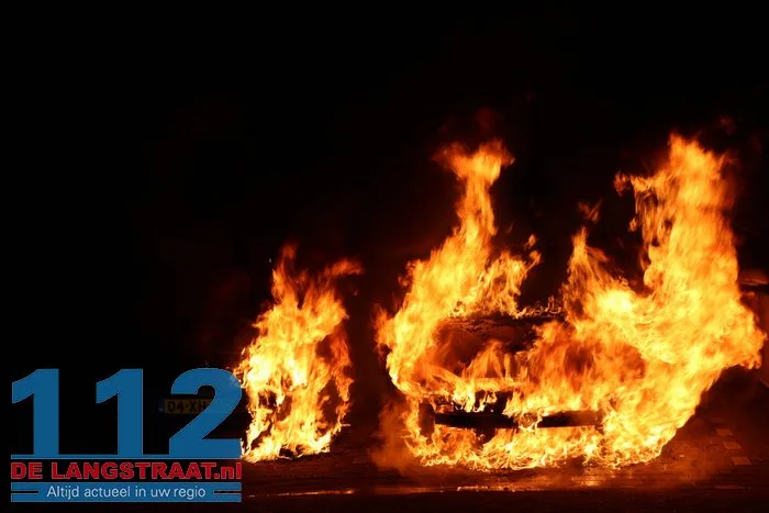 Politie vindt aanmaakblokjes bij auto’s in Sprang-Capelle: twee wagens verwoest door brand, derde zwaar beschadigd 112 De Langstraat