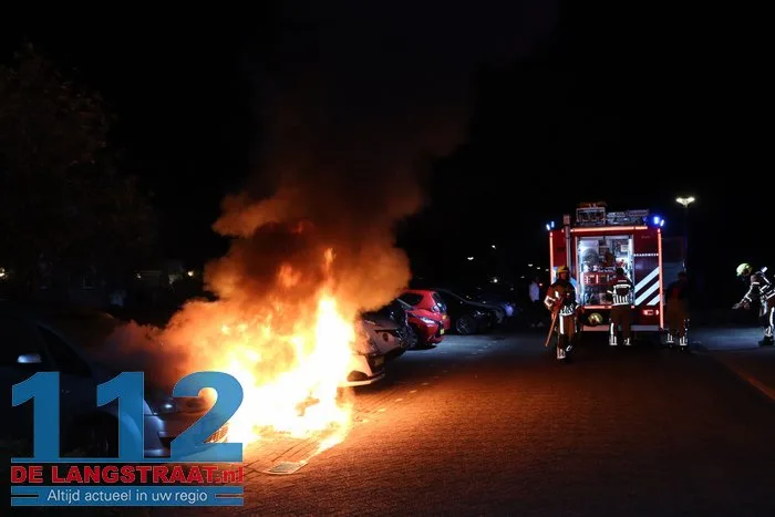 Politie vindt aanmaakblokjes bij auto’s in Sprang-Capelle: twee wagens verwoest door brand, derde zwaar beschadigd 112 De Langstraat
