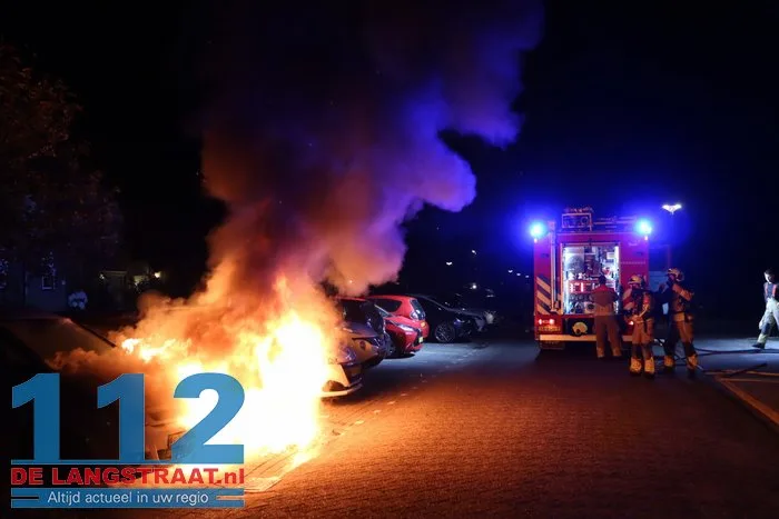 Politie vindt aanmaakblokjes bij auto’s in Sprang-Capelle: twee wagens verwoest door brand, derde zwaar beschadigd 112 De Langstraat