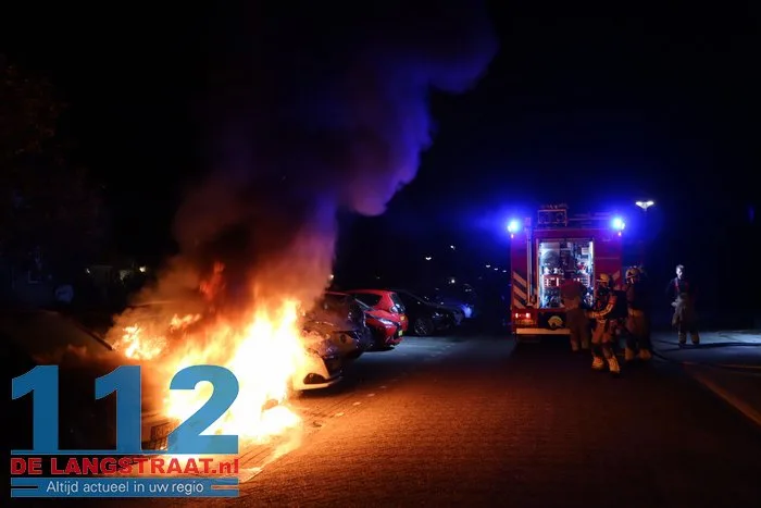Politie vindt aanmaakblokjes bij auto’s in Sprang-Capelle: twee wagens verwoest door brand, derde zwaar beschadigd 112 De Langstraat