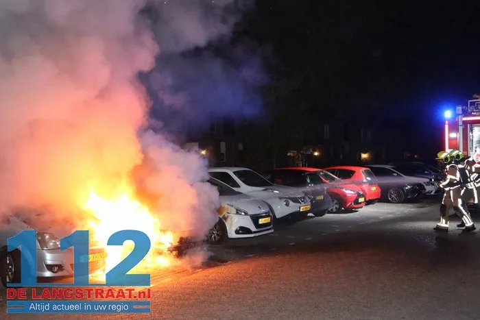 Politie vindt aanmaakblokjes bij auto’s in Sprang-Capelle: twee wagens verwoest door brand, derde zwaar beschadigd 112 De Langstraat