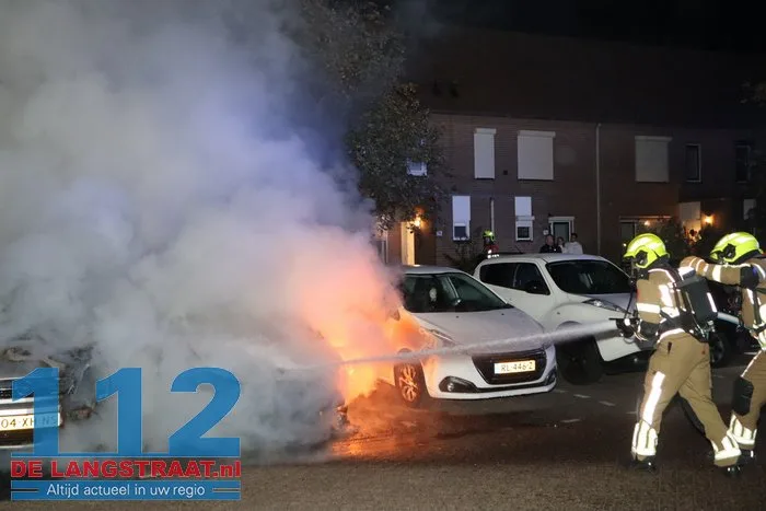 Politie vindt aanmaakblokjes bij auto’s in Sprang-Capelle: twee wagens verwoest door brand, derde zwaar beschadigd 112 De Langstraat