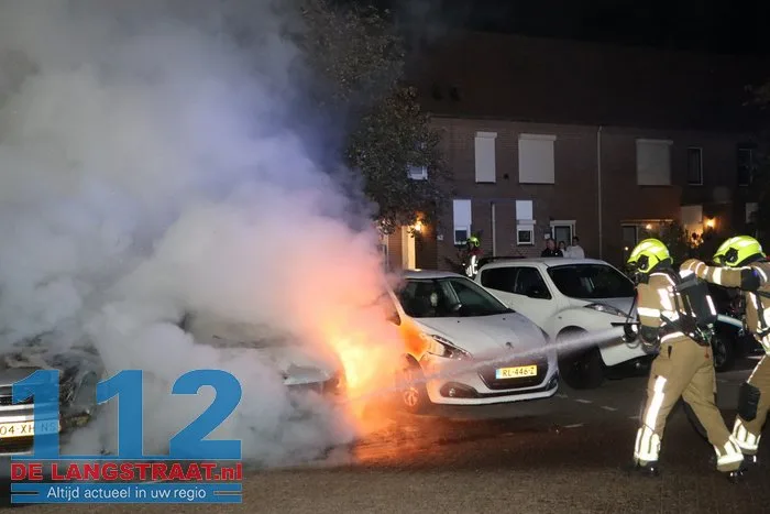 Politie vindt aanmaakblokjes bij auto’s in Sprang-Capelle: twee wagens verwoest door brand, derde zwaar beschadigd 112 De Langstraat