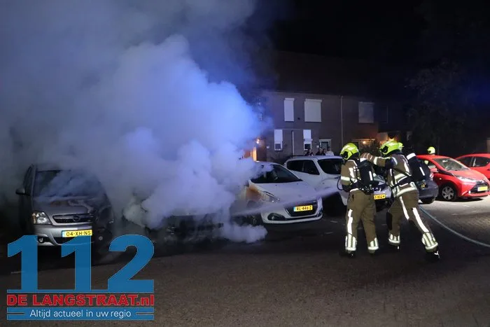 Politie vindt aanmaakblokjes bij auto’s in Sprang-Capelle: twee wagens verwoest door brand, derde zwaar beschadigd 112 De Langstraat