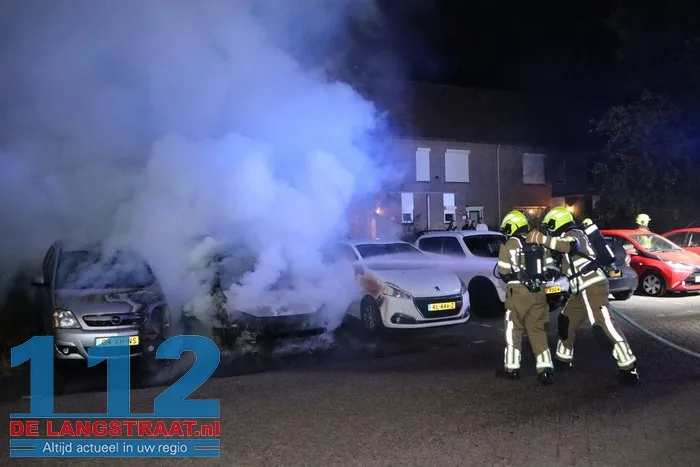 Politie vindt aanmaakblokjes bij auto’s in Sprang-Capelle: twee wagens verwoest door brand, derde zwaar beschadigd 112 De Langstraat
