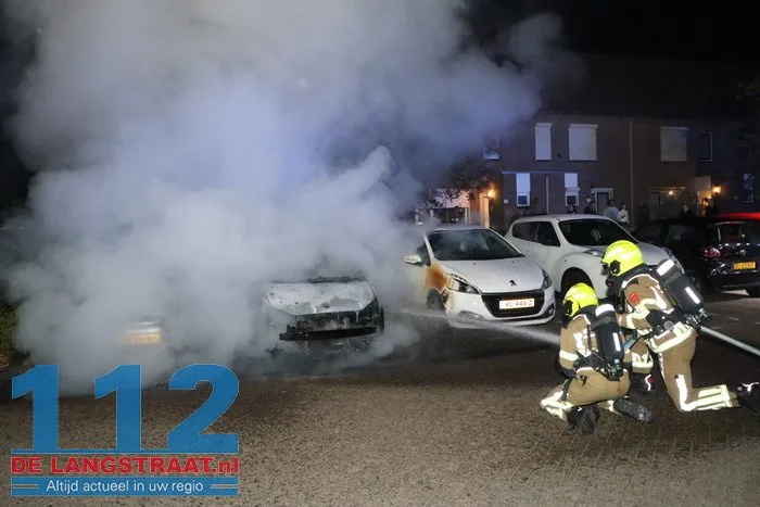 Politie vindt aanmaakblokjes bij auto’s in Sprang-Capelle: twee wagens verwoest door brand, derde zwaar beschadigd 112 De Langstraat