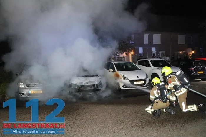 Politie vindt aanmaakblokjes bij auto’s in Sprang-Capelle: twee wagens verwoest door brand, derde zwaar beschadigd 112 De Langstraat