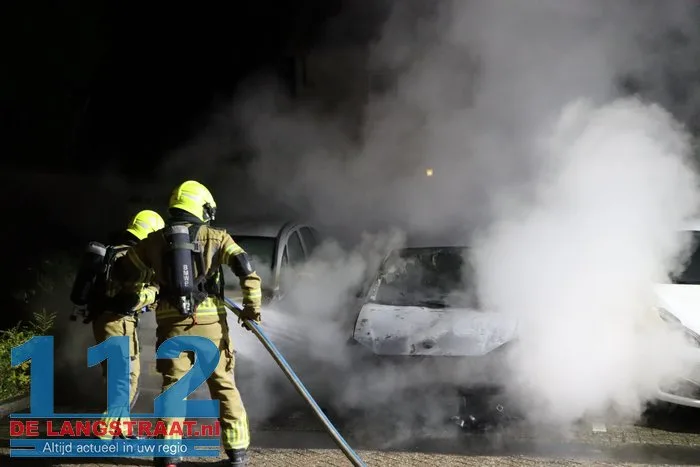 Politie vindt aanmaakblokjes bij auto’s in Sprang-Capelle: twee wagens verwoest door brand, derde zwaar beschadigd 112 De Langstraat