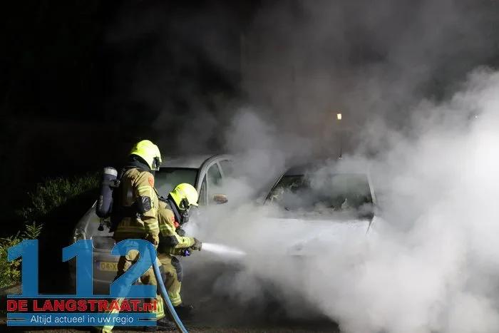 Politie vindt aanmaakblokjes bij auto’s in Sprang-Capelle: twee wagens verwoest door brand, derde zwaar beschadigd 112 De Langstraat