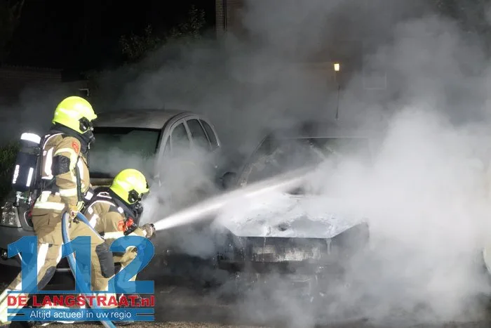 Politie vindt aanmaakblokjes bij auto’s in Sprang-Capelle: twee wagens verwoest door brand, derde zwaar beschadigd 112 De Langstraat
