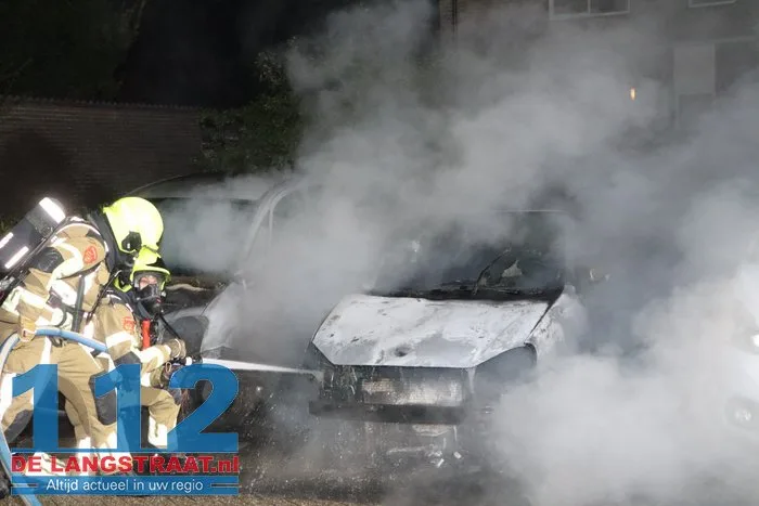 Politie vindt aanmaakblokjes bij auto’s in Sprang-Capelle: twee wagens verwoest door brand, derde zwaar beschadigd 112 De Langstraat