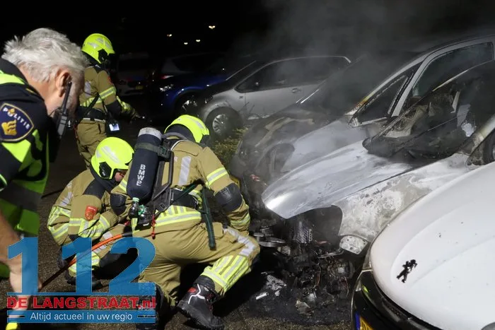Politie vindt aanmaakblokjes bij auto’s in Sprang-Capelle: twee wagens verwoest door brand, derde zwaar beschadigd 112 De Langstraat