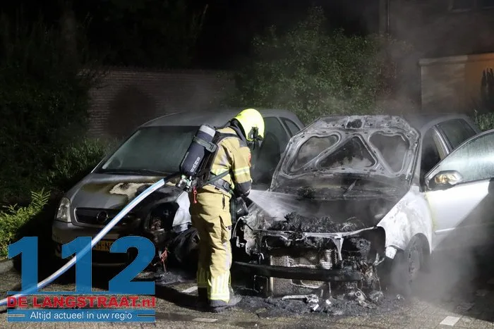 Politie vindt aanmaakblokjes bij auto’s in Sprang-Capelle: twee wagens verwoest door brand, derde zwaar beschadigd 112 De Langstraat