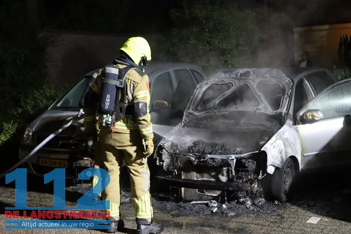 Politie vindt aanmaakblokjes bij auto’s in Sprang-Capelle: twee wagens verwoest door brand, derde zwaar beschadigd 112 De Langstraat