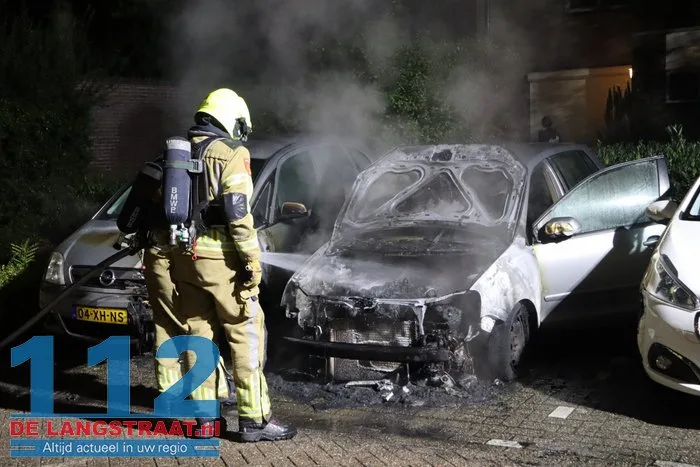 Politie vindt aanmaakblokjes bij auto’s in Sprang-Capelle: twee wagens verwoest door brand, derde zwaar beschadigd 112 De Langstraat