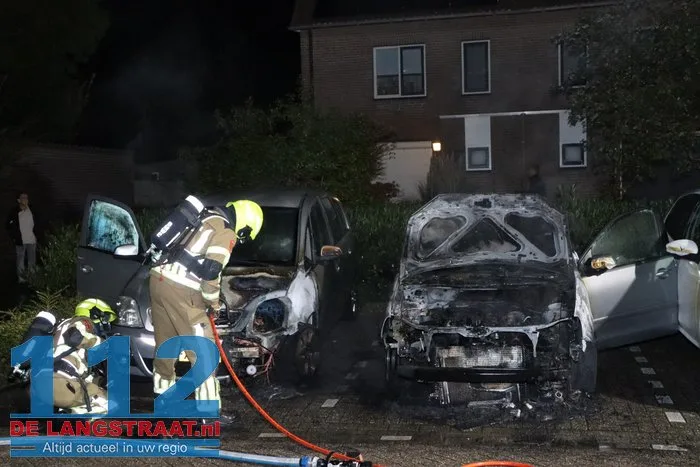 Politie vindt aanmaakblokjes bij auto’s in Sprang-Capelle: twee wagens verwoest door brand, derde zwaar beschadigd 112 De Langstraat