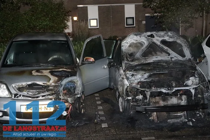 Politie vindt aanmaakblokjes bij auto’s in Sprang-Capelle: twee wagens verwoest door brand, derde zwaar beschadigd 112 De Langstraat