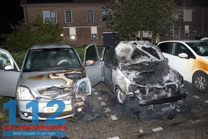 Politie vindt aanmaakblokjes bij auto’s in Sprang-Capelle: twee wagens verwoest door brand, derde zwaar beschadigd 112 De Langstraat