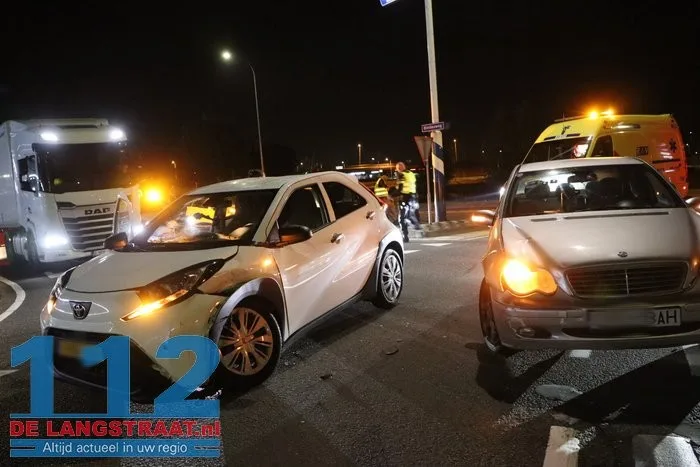 Auto’s botsen op rotonde Biesbosweg in Waalwijk, één bestuurder lichtgewond 112 De Langstraat