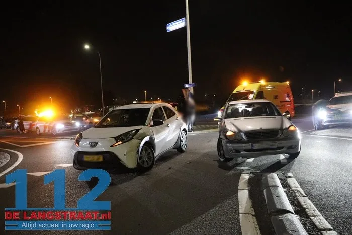 Auto’s botsen op rotonde Biesbosweg in Waalwijk, één bestuurder lichtgewond 112 De Langstraat