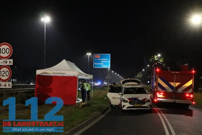 Vrouw steekt A59 bij Waalwijk over, wordt aangereden en overlijdt ter plekke: snelweg uren afgesloten 112 De Langstraat