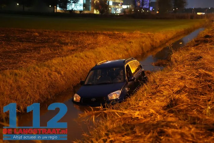 Auto in sloot na aanrijding met doorgereden busje op A59 Sprang-Capelle 1 Auto in sloot na aanrijding met doorgereden busje op A59 Sprang-Capelle 112 De Langstraat
