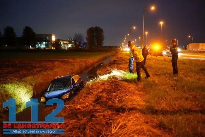 Auto in sloot na aanrijding met doorgereden busje op A59 Sprang-Capelle 2 Auto in sloot na aanrijding met doorgereden busje op A59 Sprang-Capelle 112 De Langstraat