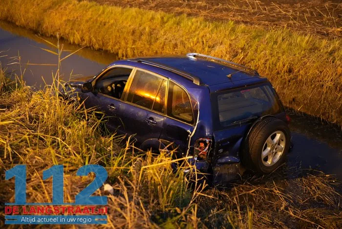 Auto in sloot na aanrijding met doorgereden busje op A59 Sprang-Capelle 3 Auto in sloot na aanrijding met doorgereden busje op A59 Sprang-Capelle 112 De Langstraat