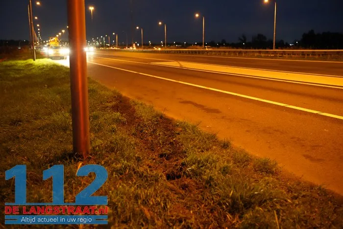 Auto in sloot na aanrijding met doorgereden busje op A59 Sprang-Capelle 4 Auto in sloot na aanrijding met doorgereden busje op A59 Sprang-Capelle 112 De Langstraat