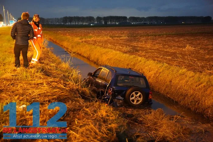 Auto in sloot na aanrijding met doorgereden busje op A59 Sprang-Capelle 7 Auto in sloot na aanrijding met doorgereden busje op A59 Sprang-Capelle 112 De Langstraat