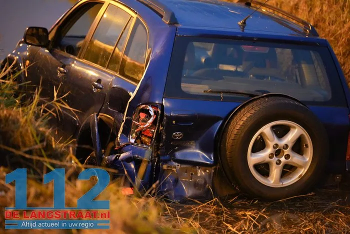 Auto in sloot na aanrijding met doorgereden busje op A59 Sprang-Capelle 8 Auto in sloot na aanrijding met doorgereden busje op A59 Sprang-Capelle 112 De Langstraat