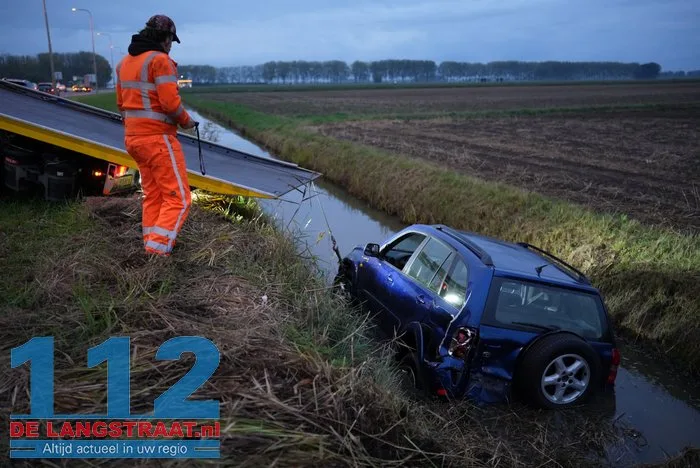 Auto in sloot na aanrijding met doorgereden busje op A59 Sprang-Capelle 9 Auto in sloot na aanrijding met doorgereden busje op A59 Sprang-Capelle 112 De Langstraat