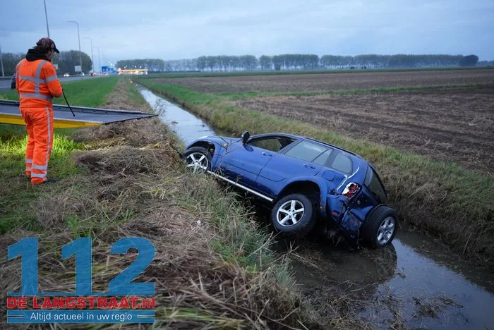 Auto in sloot na aanrijding met doorgereden busje op A59 Sprang-Capelle 10 Auto in sloot na aanrijding met doorgereden busje op A59 Sprang-Capelle 112 De Langstraat
